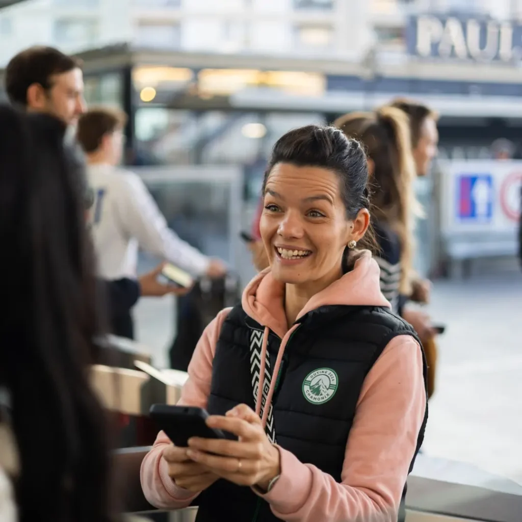 Melvie souriante pendant coordination d'événement