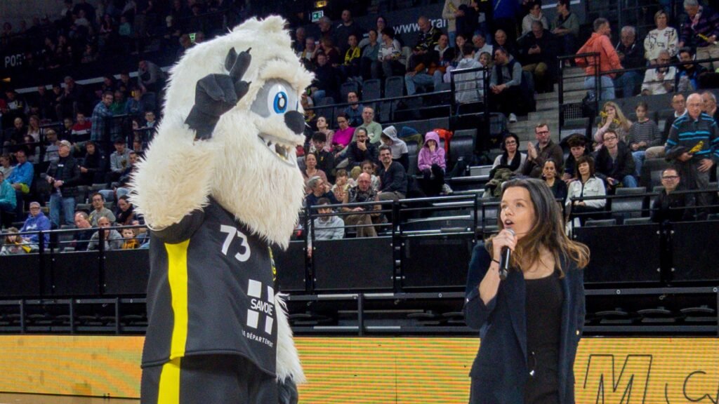 Melvie anime match de la Team Chambé avec mascotte